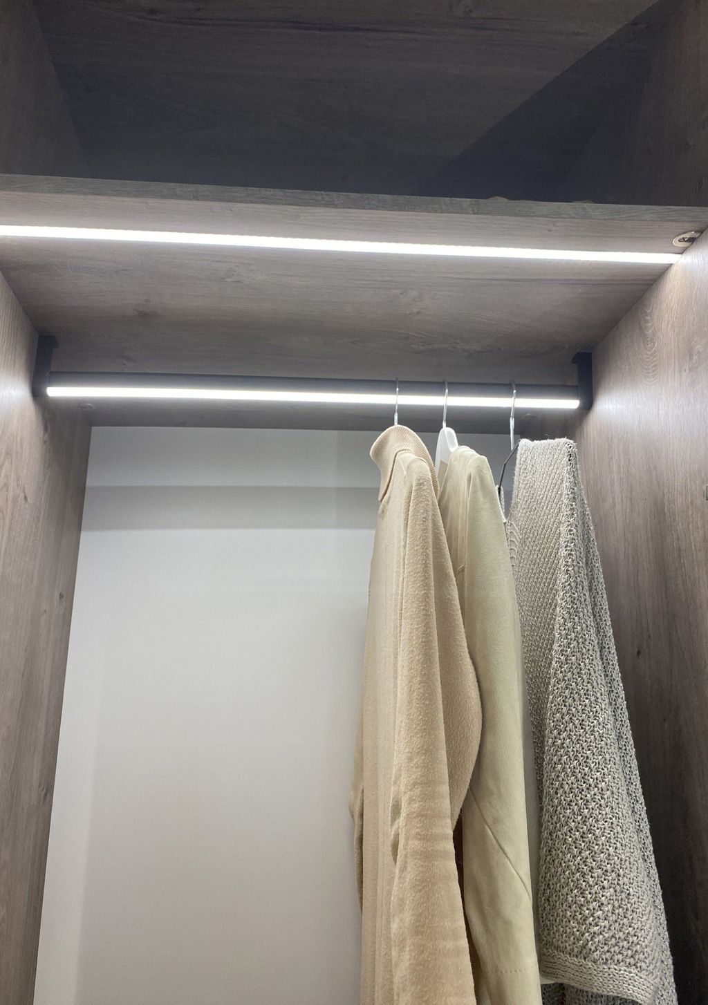 Современный шкаф с подсветкой